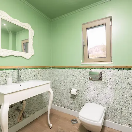 Pomegranate Tree Vilă